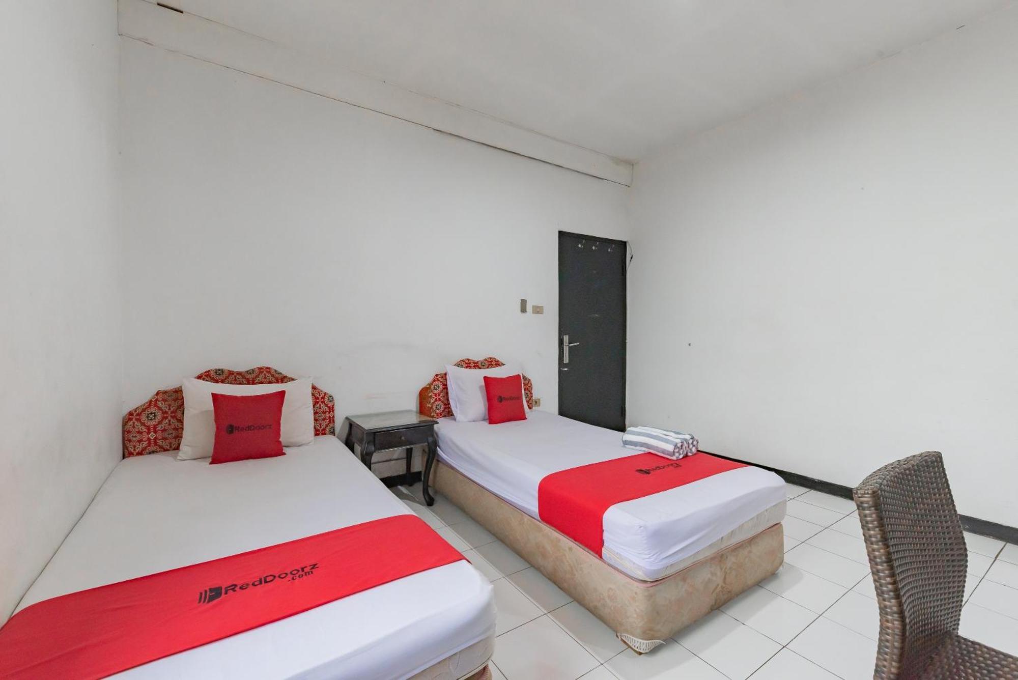 Reddoorz Near Taman Kota Lapang Merdeka Sukabumi Hotel Exterior photo