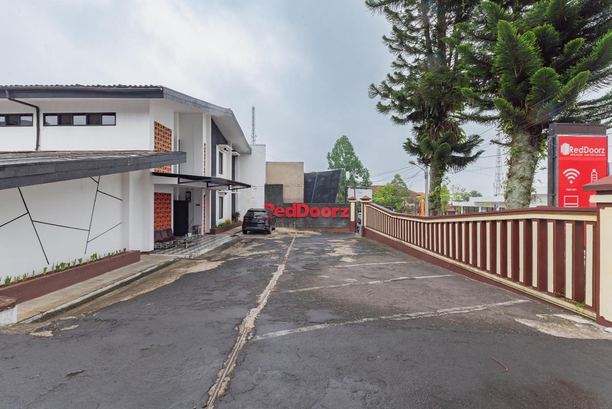 Reddoorz Near Taman Kota Lapang Merdeka Sukabumi Hotel Exterior photo