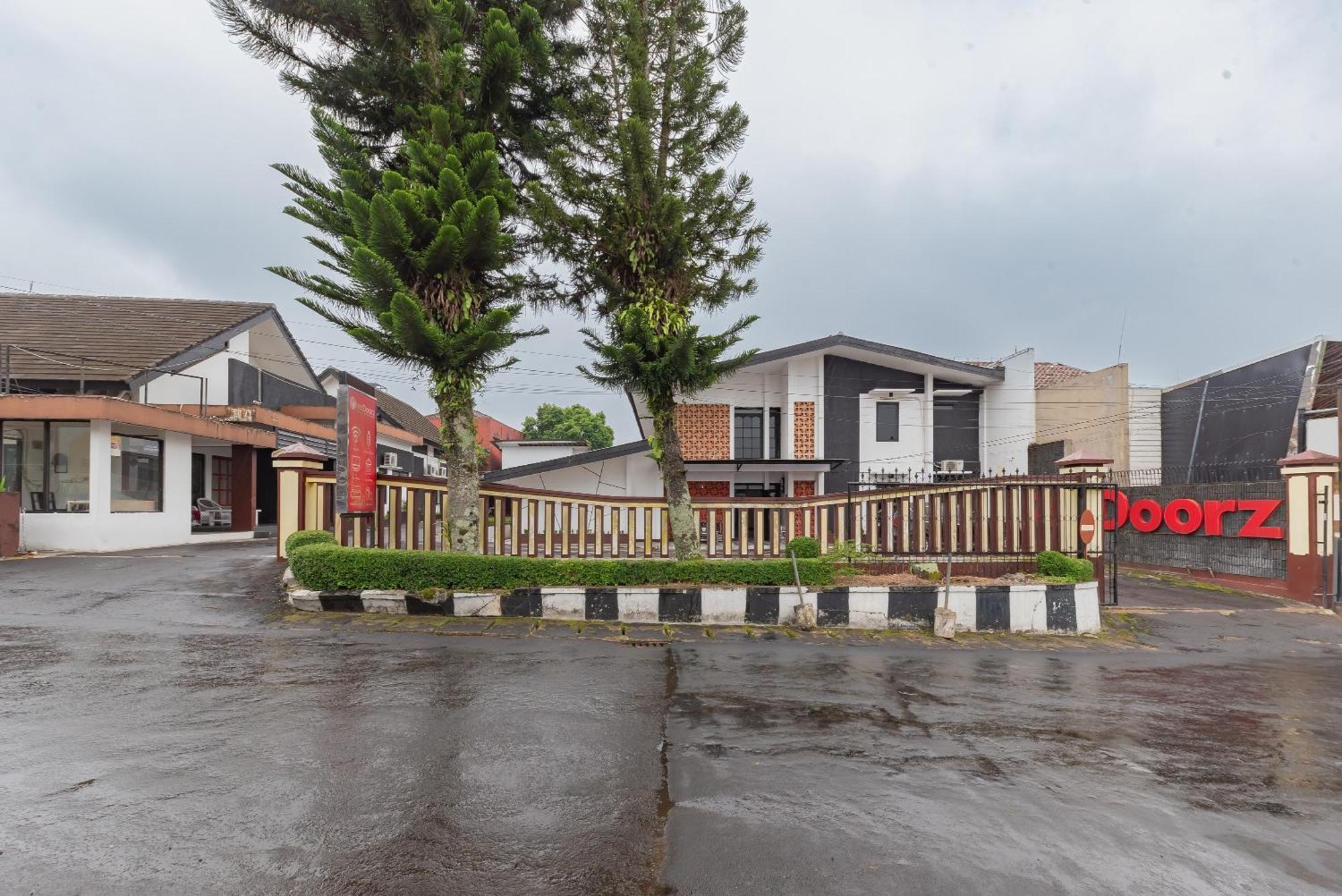 Reddoorz Near Taman Kota Lapang Merdeka Sukabumi Hotel Exterior photo